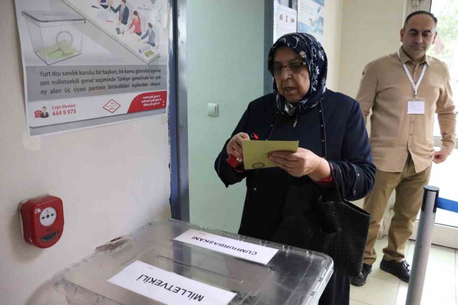 Yurtdışında Kalan Vatandaşlar Oylarını Kullanıyor