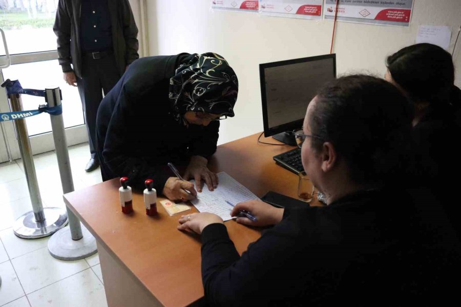 Yurtdışında Kalan Vatandaşlar Oylarını Kullanıyor