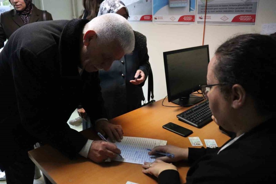 Yurtdışında Kalan Vatandaşlar Oylarını Kullanıyor