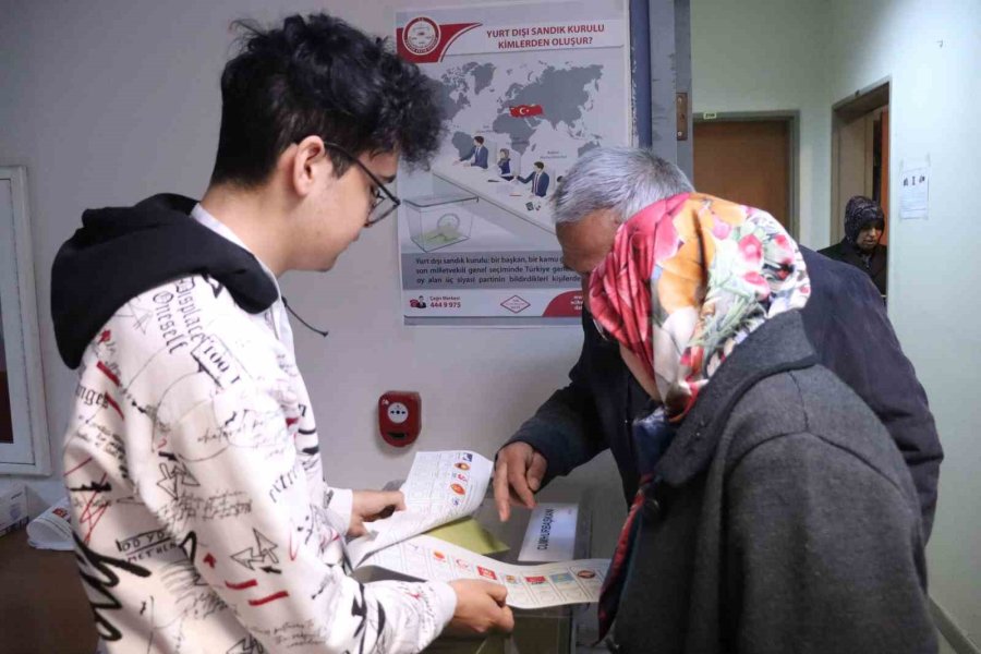 Yurtdışında Kalan Vatandaşlar Oylarını Kullanıyor