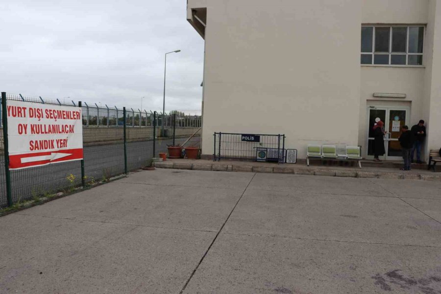 Yurtdışında Kalan Vatandaşlar Oylarını Kullanıyor