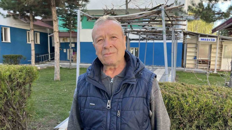 Başıboş Köpekler Site Sakinlerini İsyan Ettirdi