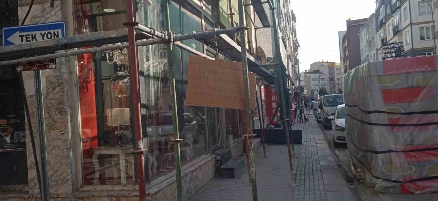 İnşaat Demirlerine Asılı Düşündüren Uyarı Yazısı