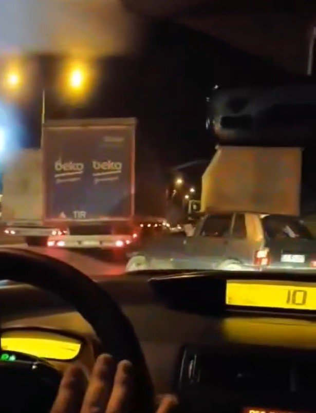 Tırı Sıkıştıran Otomobil Sürücüsü Kazaya Sebep Oldu