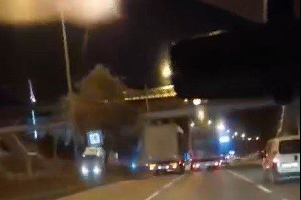 Tırı Sıkıştıran Otomobil Sürücüsü Kazaya Sebep Oldu