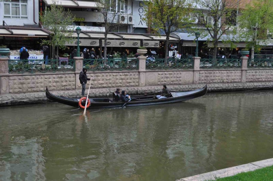 Soğuk Havaya Rağmen Gondol Keyfini Sürdürdüler