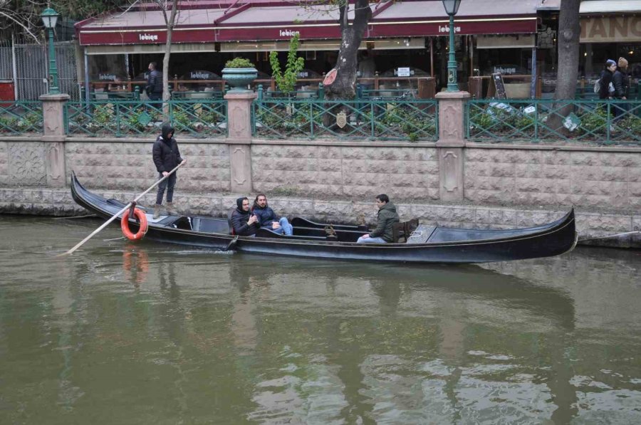 Soğuk Havaya Rağmen Gondol Keyfini Sürdürdüler
