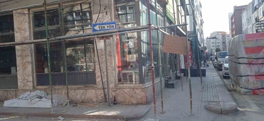 İnşaat Demirlerine Asılı Düşündüren Uyarı Yazısı