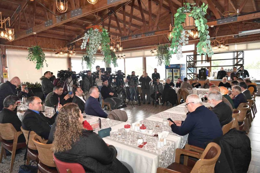 Başkan Büyükkılıç: " Yeni Havalimanı, Hızlı Tren Gibi Vizyon Projeleri Yakinen Takip Ediyoruz"