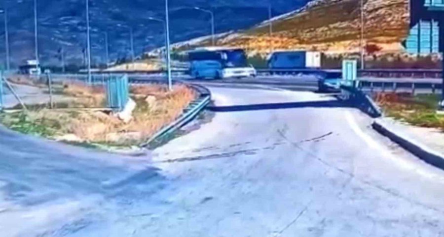 Dinlenme Tesisine Girmek İsterken Bariyerlere Girdi