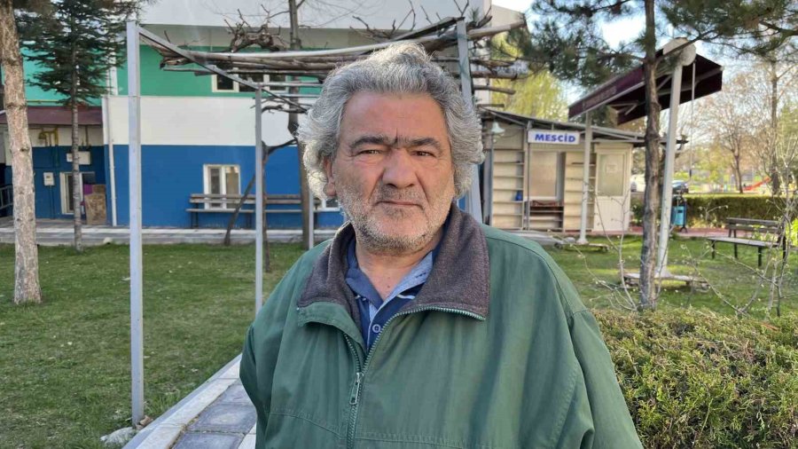 Başıboş Köpekler Site Sakinlerini İsyan Ettirdi