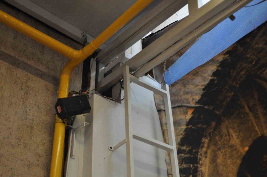 Çatıya Sıkışan Kediyi Esnaf Kurtardı