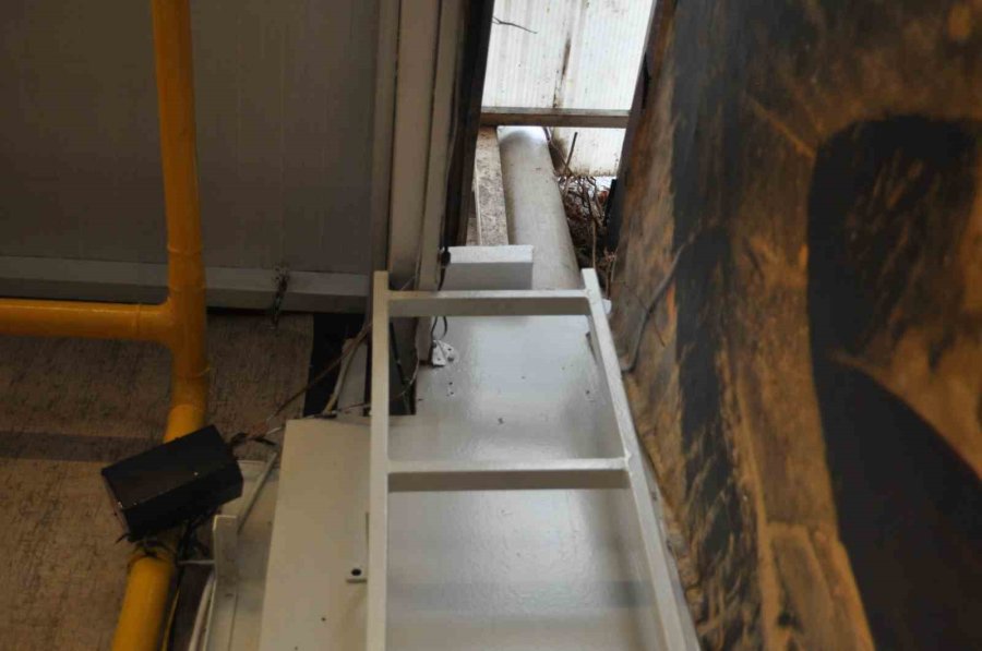 Çatıya Sıkışan Kediyi Esnaf Kurtardı