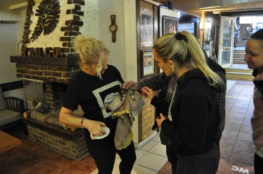 Çatıya Sıkışan Kediyi Esnaf Kurtardı