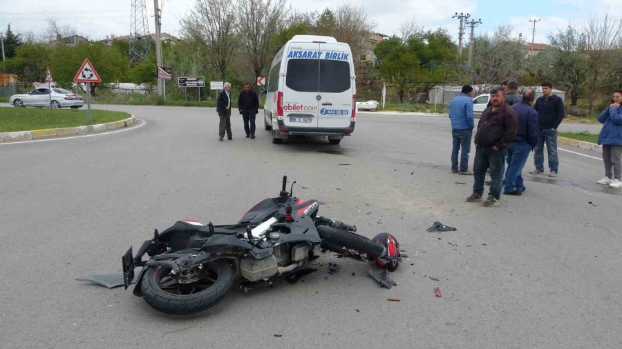 Hız Motosikleti Minibüse Çarptı: 1 Ağır Yaralı