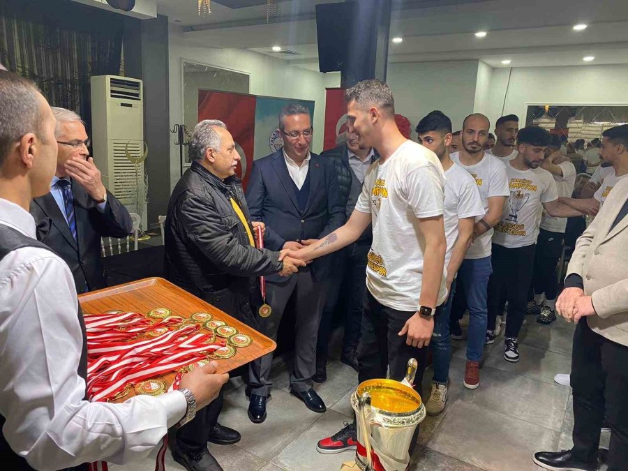 Talasgücü Belediyespor Şampiyonluğu Kutladı