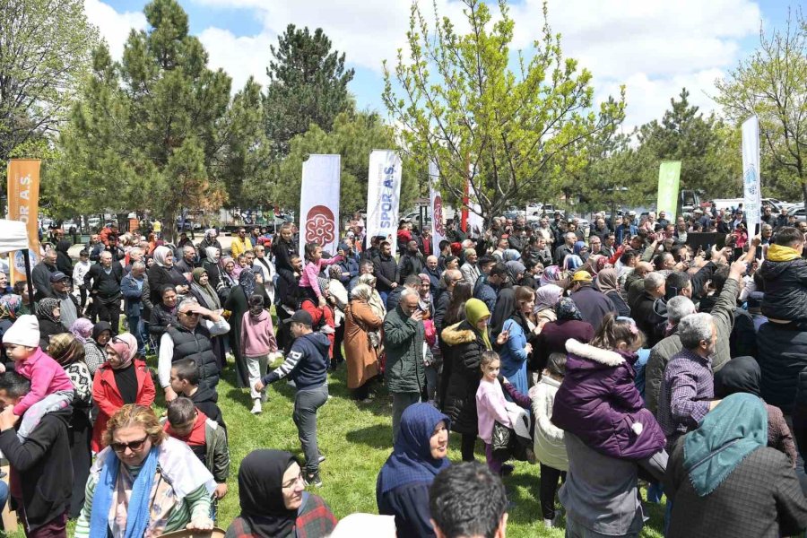 Bakan Akar İle Başkan Büyükkılıç, Kayserililerle Piknikte Kucaklaştı