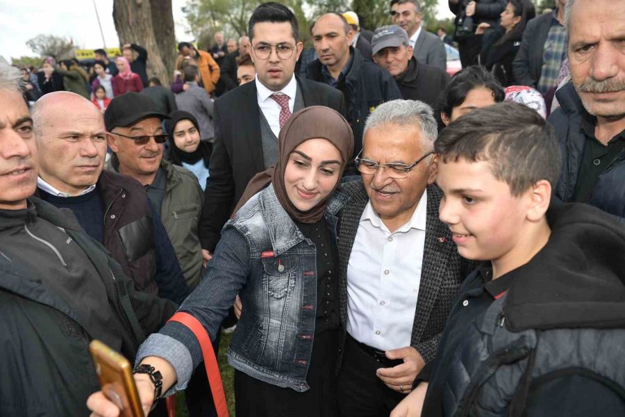 Bakan Akar İle Başkan Büyükkılıç, Kayserililerle Piknikte Kucaklaştı