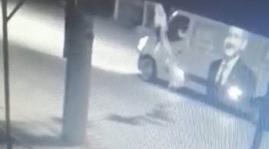 Mersin’de Mhp Afişlerine Saldırı