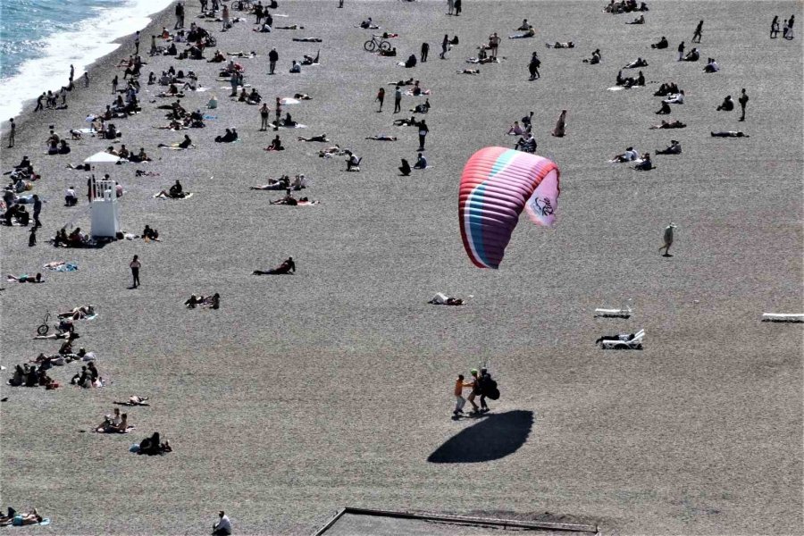 Dünyaca Ünlü Sahilde Hafta Sonu Yoğunluğu