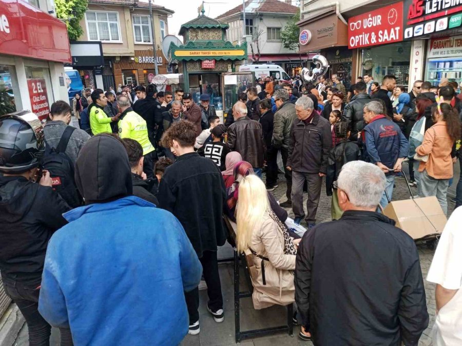 Ak Parti Seçim Aracına Saldıran Şahsa Polis Müdahale Etti