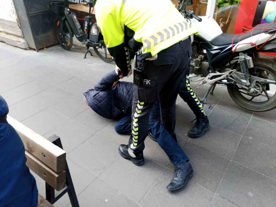 Ak Parti Seçim Aracına Saldıran Şahsa Polis Müdahale Etti