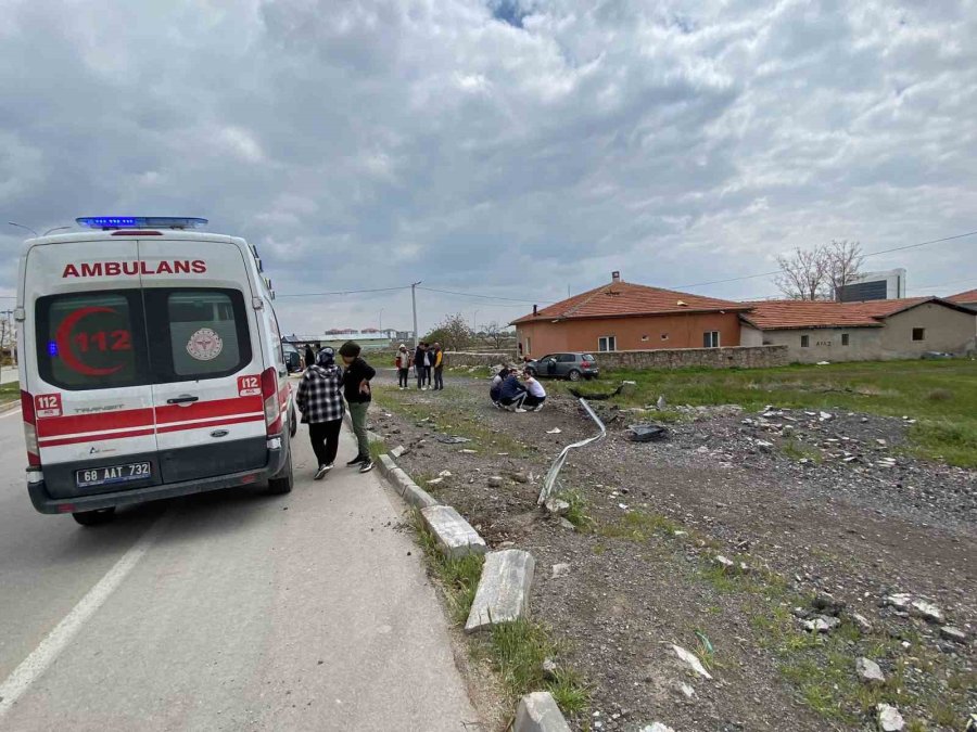 Virajı Alamayan Otomobil Evin Duvarına Çarptı: 3 Yaralı