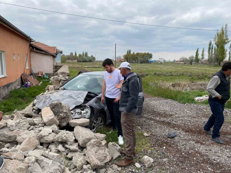 Virajı Alamayan Otomobil Evin Duvarına Çarptı: 3 Yaralı