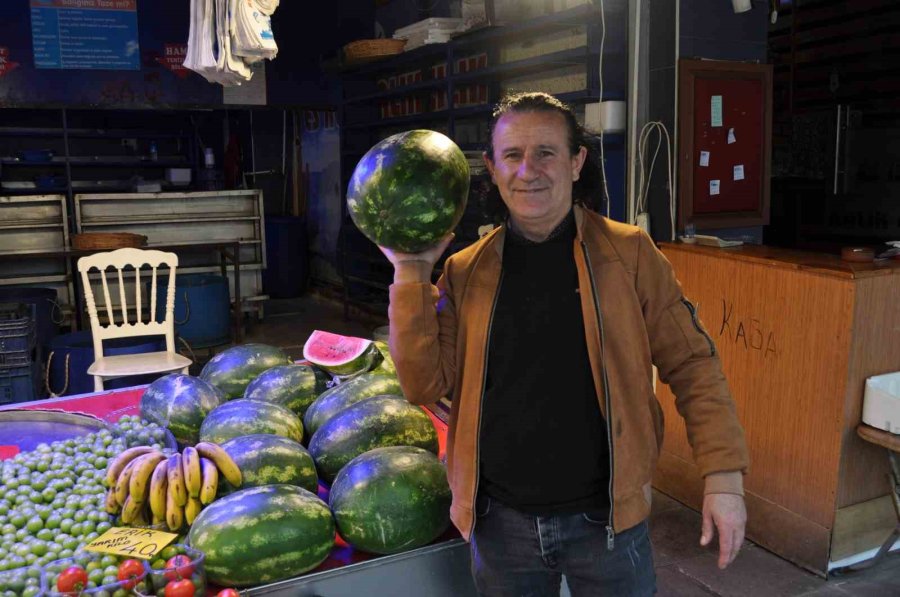 Sezonun Kapanmasıyla Balıkçı Esnafı Meyve Ticaretine Yöneldi