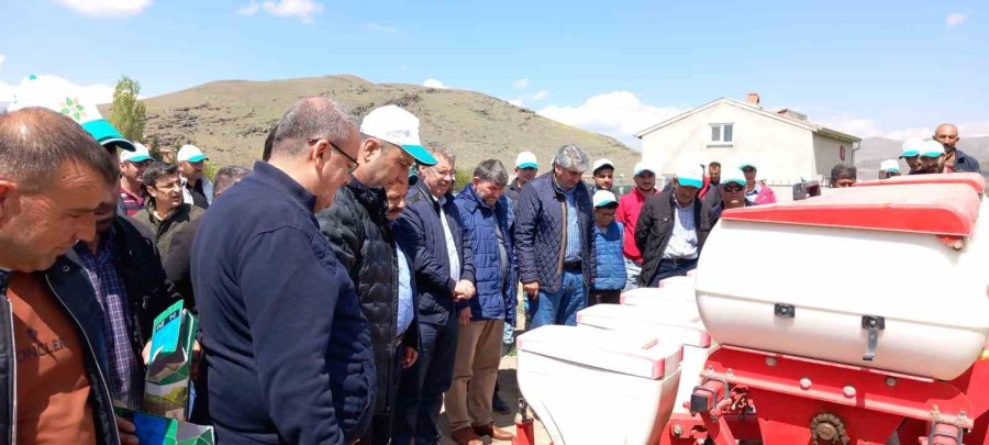 Develi Bölgesinde Şeker Pancarı Tohumları Toprakla Buluşmaya Başladı