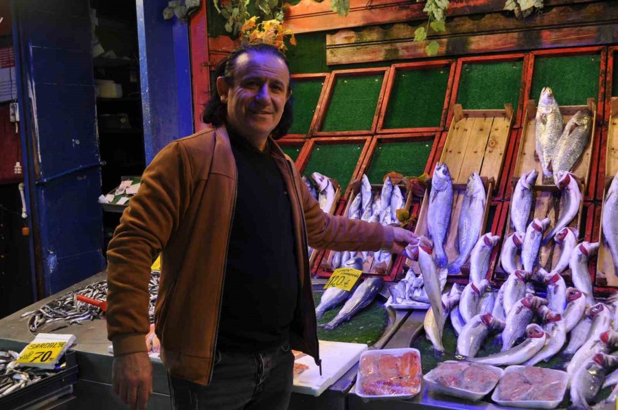 Sezonun Kapanmasıyla Balıkçı Esnafı Meyve Ticaretine Yöneldi