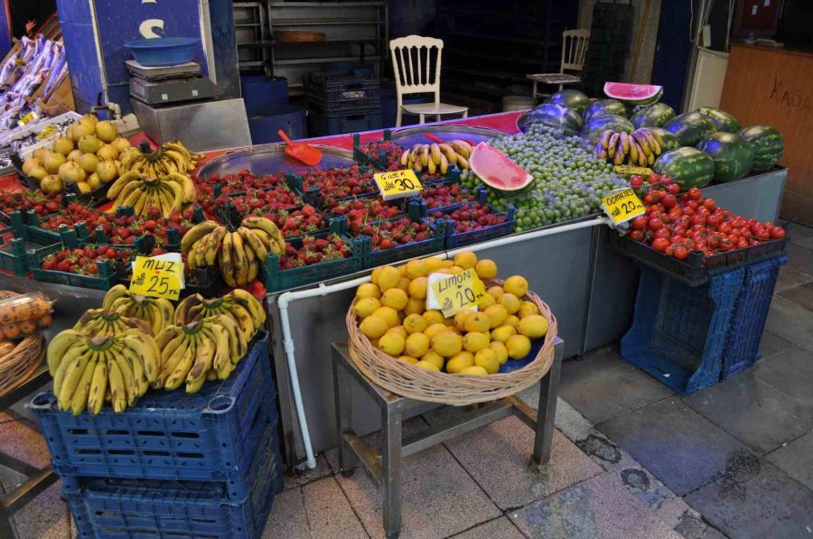 Sezonun Kapanmasıyla Balıkçı Esnafı Meyve Ticaretine Yöneldi