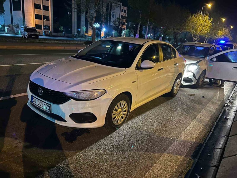 Polisin ‘dur’ İhtarına Uymayan Ehliyetsiz Sürücü Kazaya Karıştı