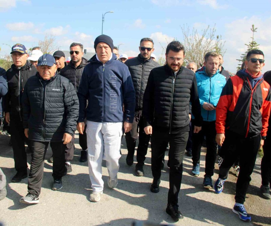 Bakan Akar: "40 Yıldır Milletimizin Başına Musallat Olan Beladan Asil Milletimizi Kurtaracağız"