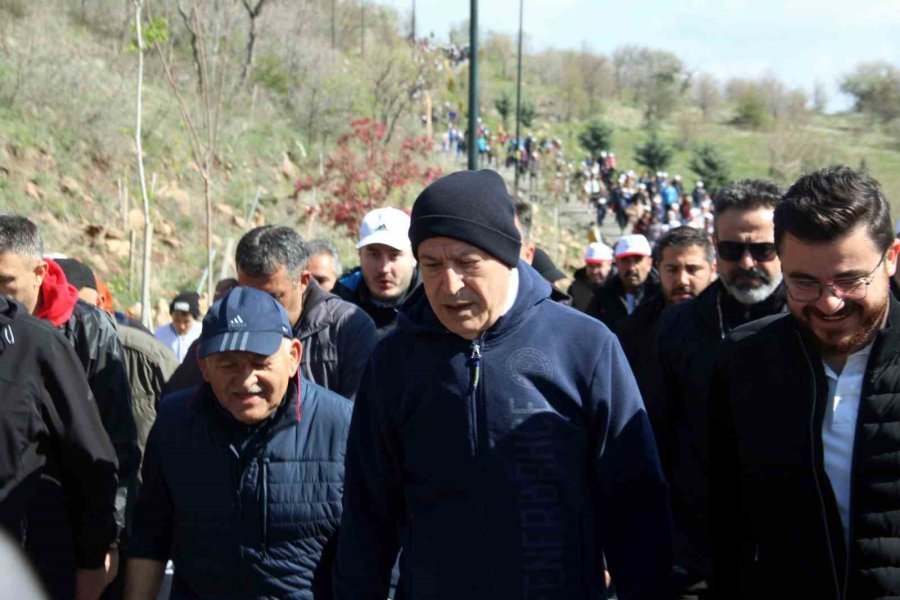 Bakan Akar: "40 Yıldır Milletimizin Başına Musallat Olan Beladan Asil Milletimizi Kurtaracağız"