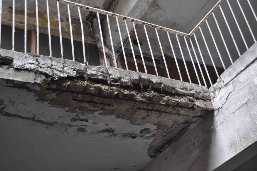 Bu Caddedeki Eski Yapılar Mahallede Endişe Oluşturuyor