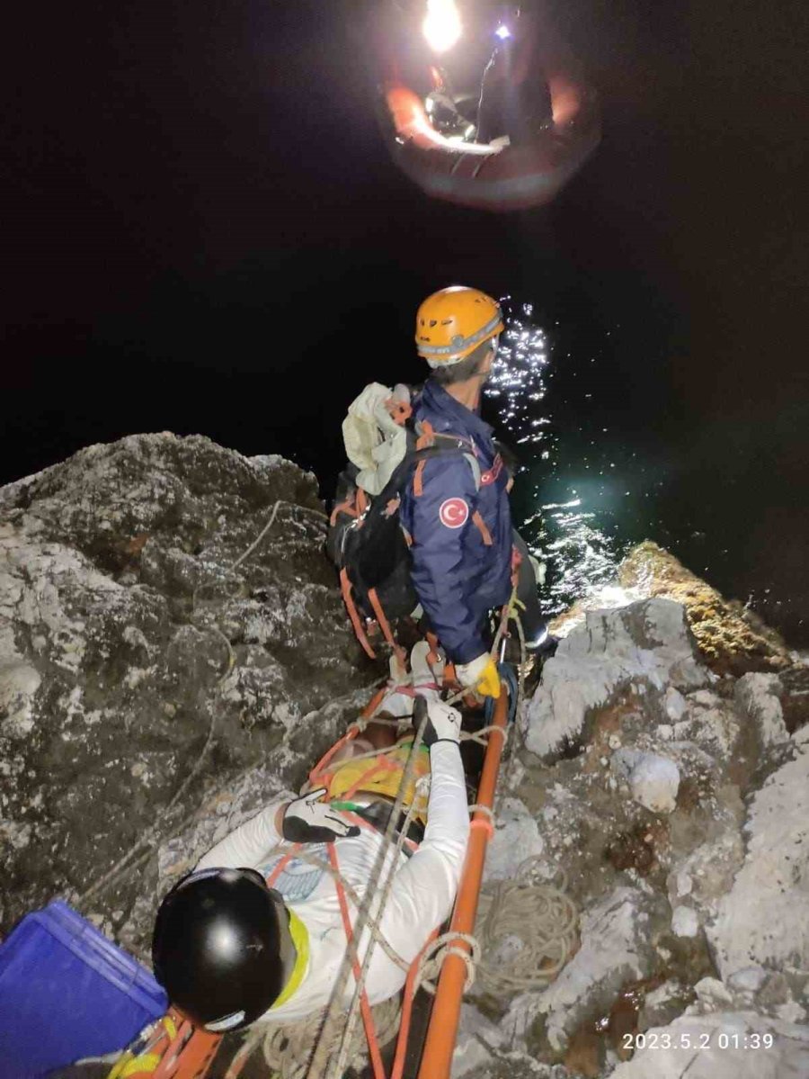 Paraşütle Kayalıklara Düşen Turist 10 Saat Süren Operasyonla Kurtarıldı