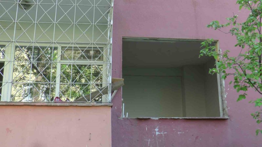 Depremde Ağır Hasar Alan Bina Suç Mekanı Oldu, Mahalleli İsyan Etti