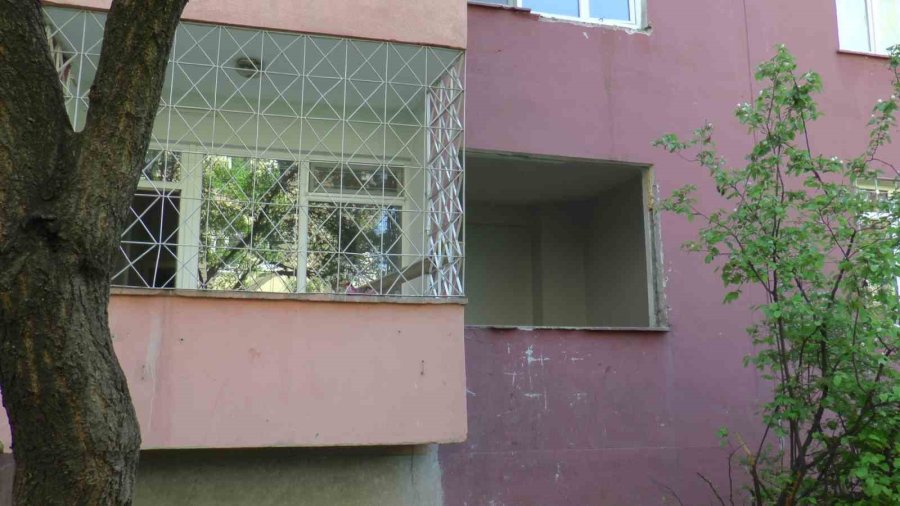 Depremde Ağır Hasar Alan Bina Suç Mekanı Oldu, Mahalleli İsyan Etti