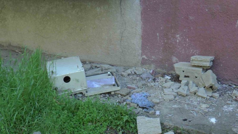 Depremde Ağır Hasar Alan Bina Suç Mekanı Oldu, Mahalleli İsyan Etti