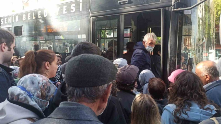 Yaklaşık 1 Saat Gelmeyen Otobüs Vatandaşları Zor Durumda Bıraktı