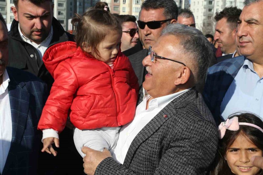 Bakan Akar İle Başkan Büyükkılıç, İşçi Ve Aileleriyle Konserde Bir Araya Geldi