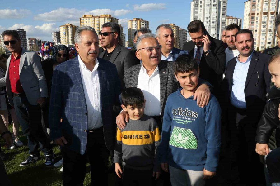 Bakan Akar İle Başkan Büyükkılıç, İşçi Ve Aileleriyle Konserde Bir Araya Geldi