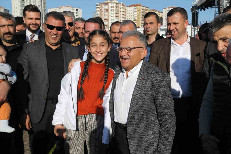 Bakan Akar İle Başkan Büyükkılıç, İşçi Ve Aileleriyle Konserde Bir Araya Geldi