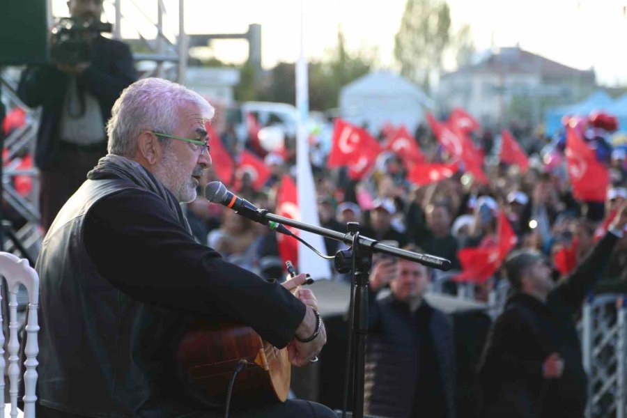 Bakan Akar İle Başkan Büyükkılıç, İşçi Ve Aileleriyle Konserde Bir Araya Geldi