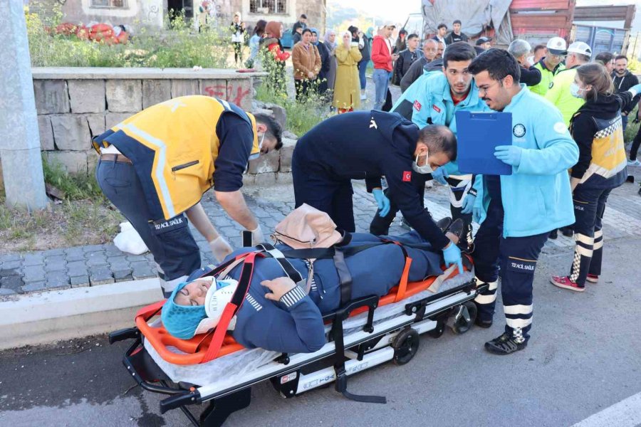 Tır, İşçi Servisine Çarptı, Can Pazarı Yaşandı: 33 Yaralı