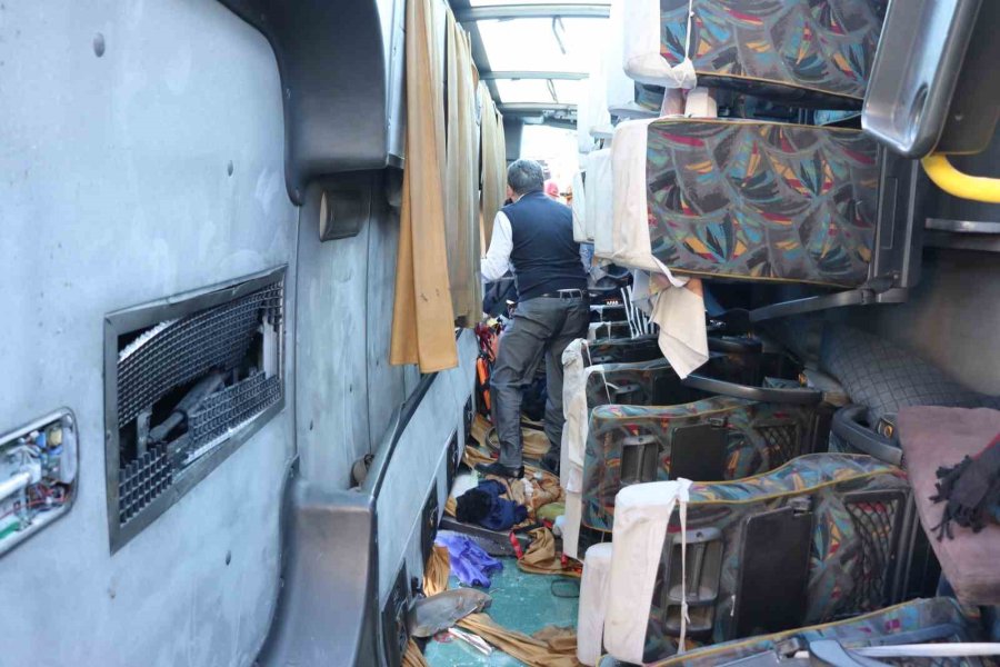 Tır, İşçi Servisine Çarptı, Can Pazarı Yaşandı: 33 Yaralı