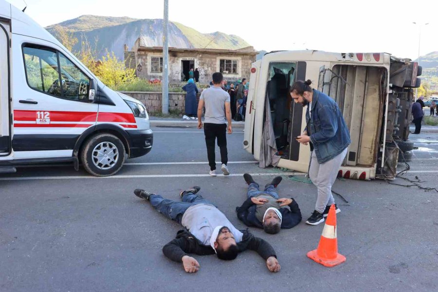 Tır, İşçi Servisine Çarptı, Can Pazarı Yaşandı: 33 Yaralı