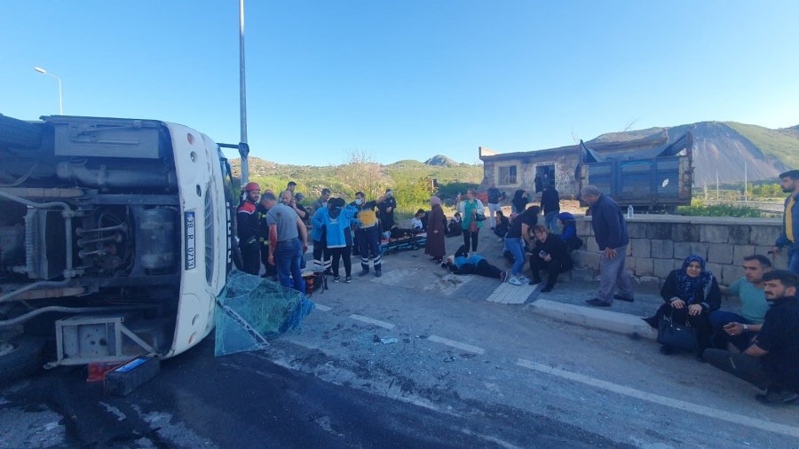 Tırla Çarpışan İşçi Servisi Yan Yattı, Çok Sayıda Kişi Yaralandı