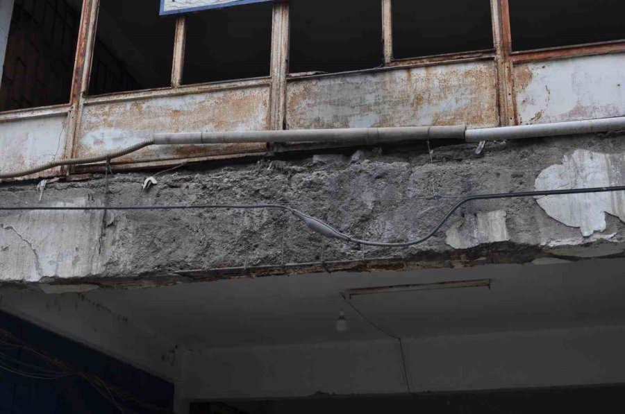 Bu Caddedeki Eski Yapılar Mahallede Endişe Oluşturuyor